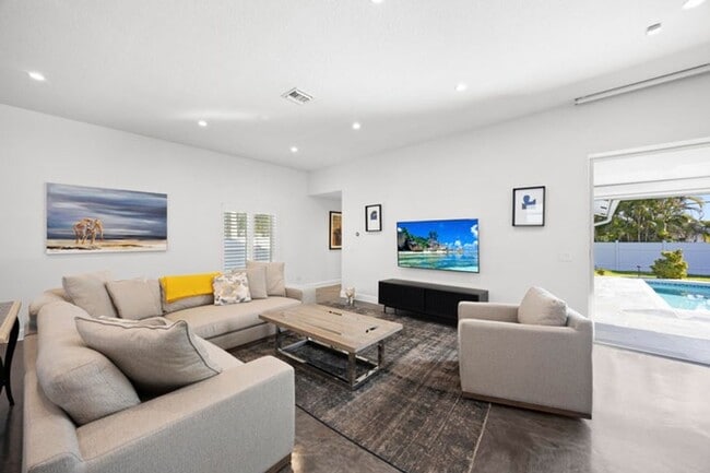 Building Photo - 930 NW 4th Ct