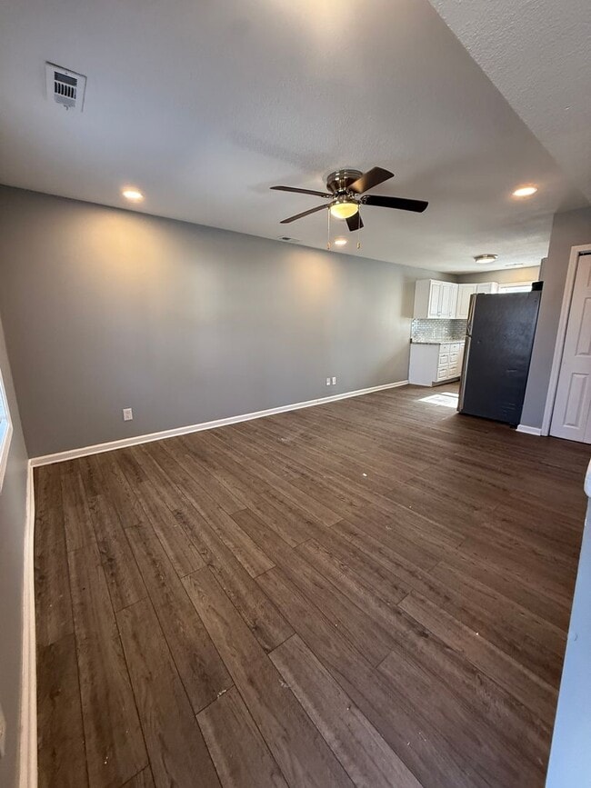 Building Photo - Spacious 2-bedroom, 1-bath home featuring all-electric utilities for efficient living!