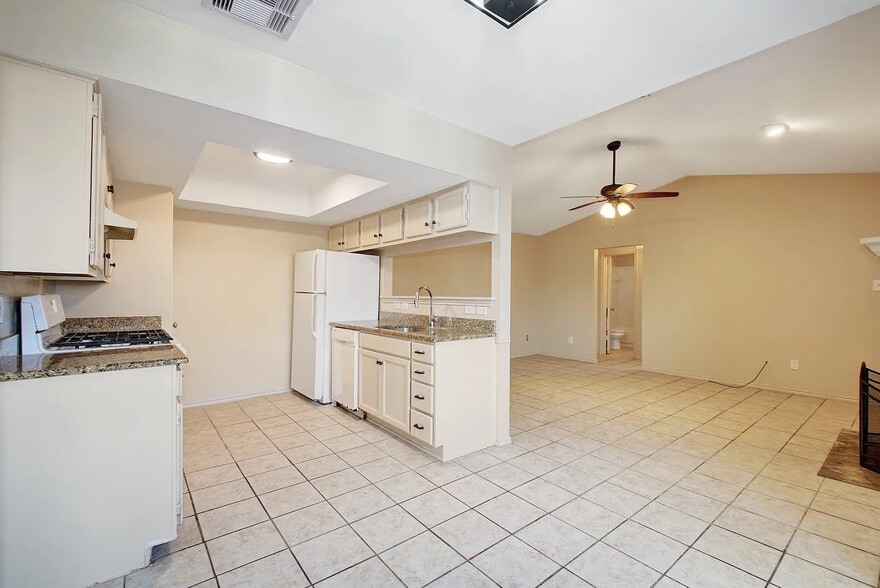 Building Photo - Room in Duplex on Luther Dr