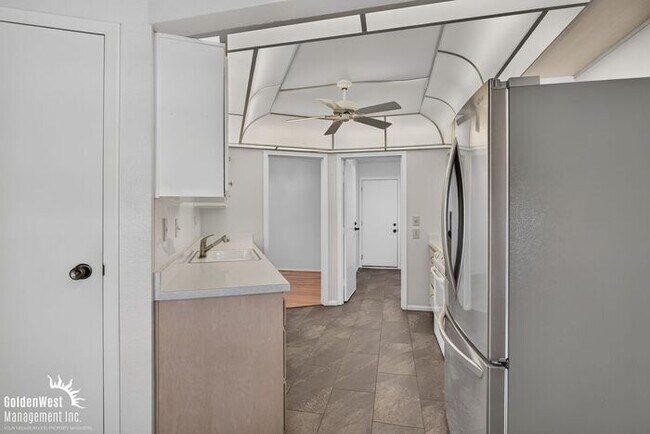 Building Photo - Spacious 2Bdm 2Ba Sun City Home with Vaulted Ceilings, Private Covered Patio & Garage! 55+ Community