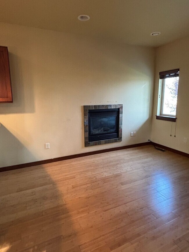 Building Photo - FIRST MONTH'S RENT FREE! New lower rent $1850