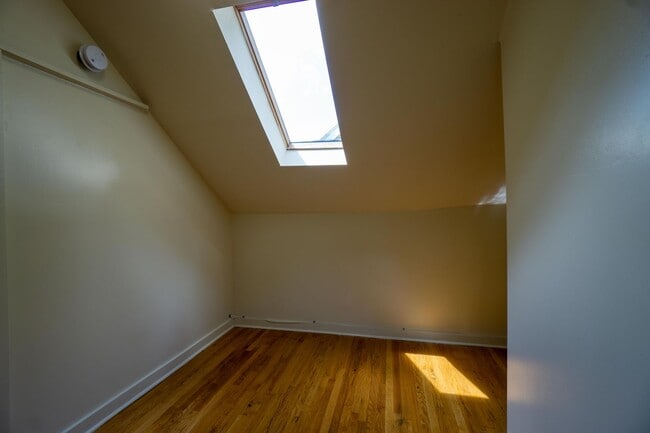 Building Photo - Available 8/1/26 - Spacious Three Floor Si...