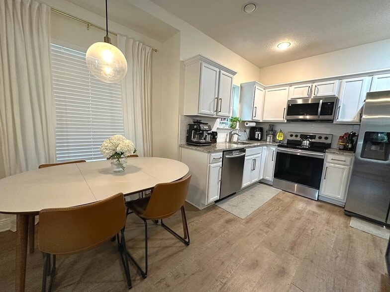 Dining Nook - 1736 W Walnut St