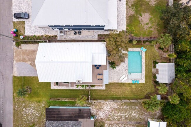 Building Photo - 501 Dolphin St