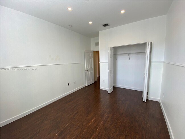 Building Photo - 343 NE 37th Terrace