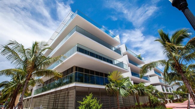 Building Photo - 300 Collins Ave