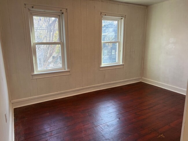 Building Photo - Charming 2 Bedroom Townhome with BONUS ROOM - in Prime Lancaster City Location!