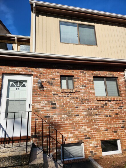 Building Photo - 60 Wolfpit Ave