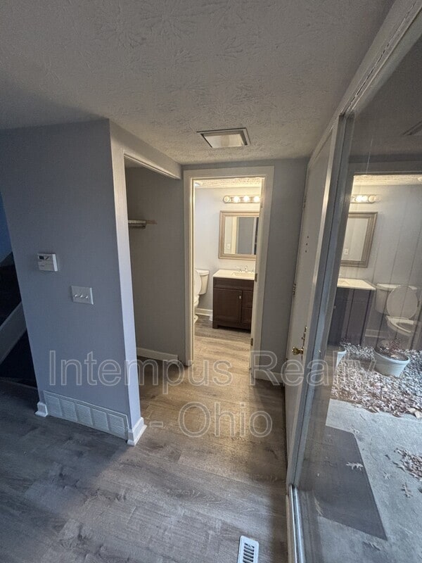 Building Photo - 4994 Wintersong Ln