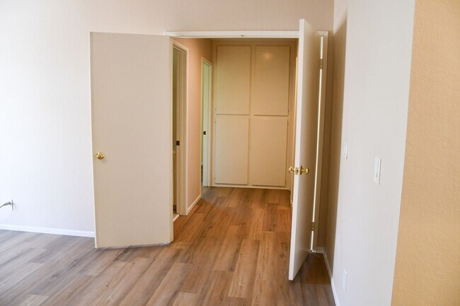 Building Photo - Newly remodeled and updated