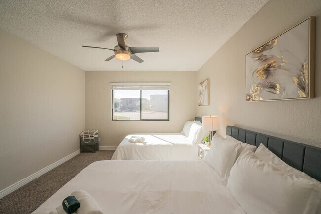 Building Photo - 8570 E McDowell Rd