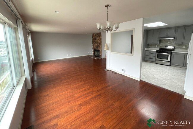 Building Photo - Spacious Six Bedroom, Three Bathroom Home ...