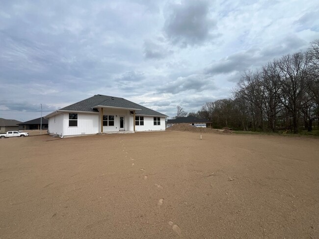 Building Photo - Beautiful, brand-new, 3-bedroom, 2-bath home in Nixa with a 3-car garage.