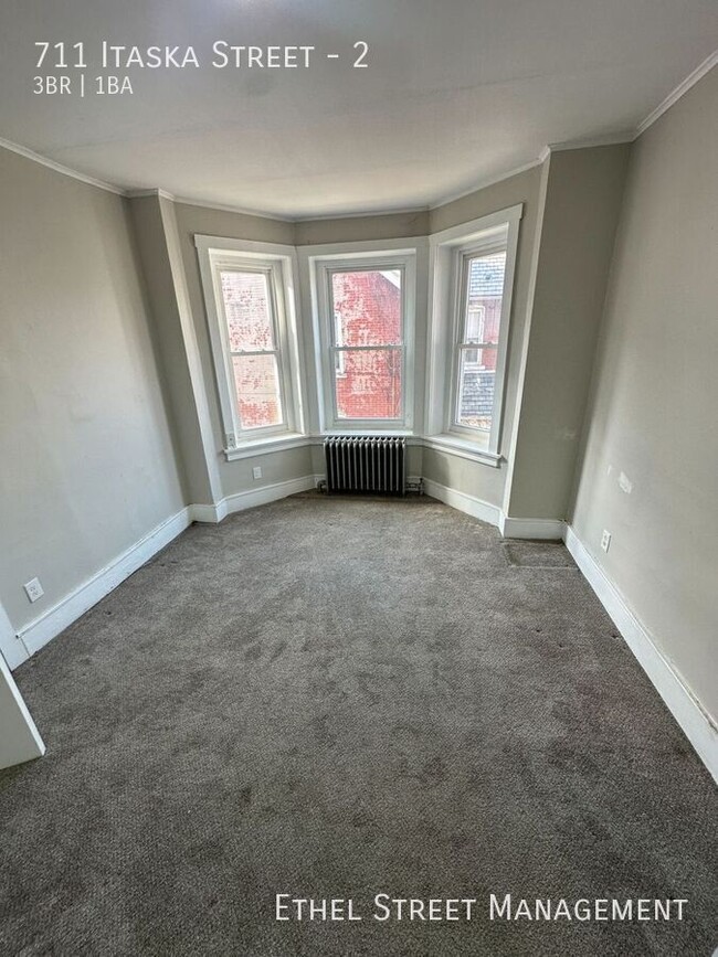 Building Photo - Spacious Three-Bedroom Apartment On The So...