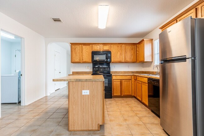 Building Photo - 2476 Medina Dr