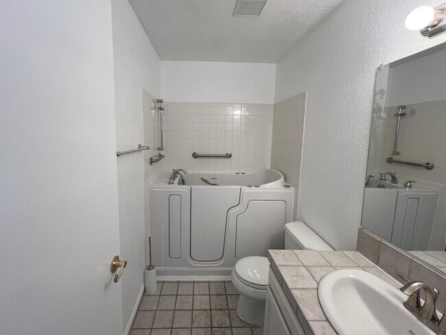 Building Photo - 7205 Avenida La Costa NE