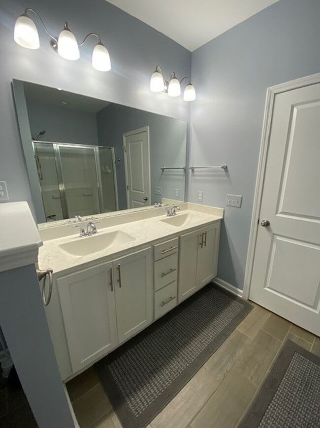 Building Photo - Welcome to this fully furnished 3-bedroom, 3-bathroom townhouse located in the vibrant Hawkeswate...