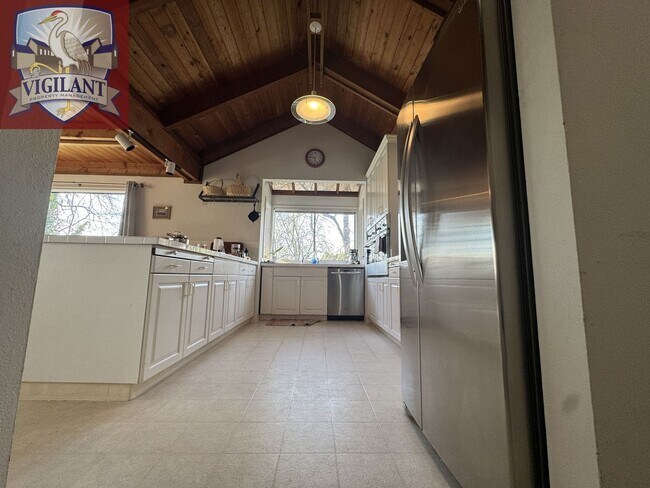 Building Photo - Amazing Furnished 4 bedroom home