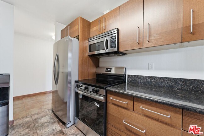 Building Photo - 100 S Doheny Dr