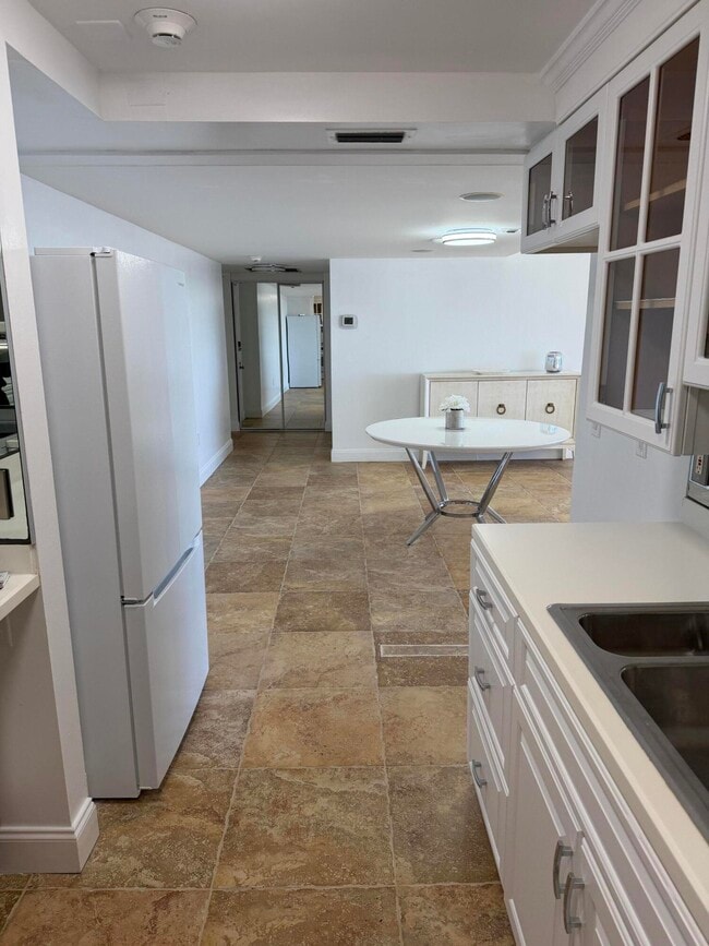 Building Photo - 5600 N Flagler Dr