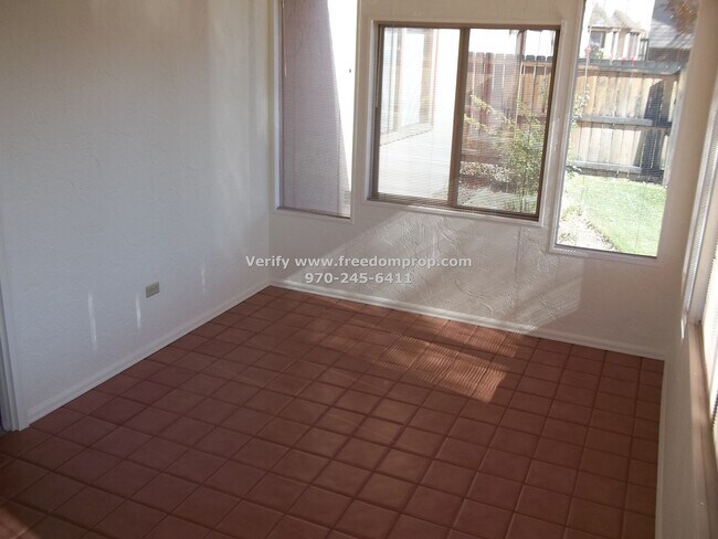 Building Photo - Well Maintained Established Home Near Horizon Dr