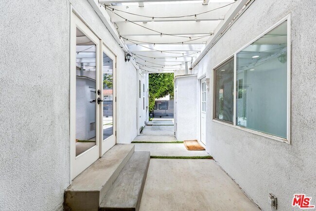 Building Photo - 7614 Willoughby Ave