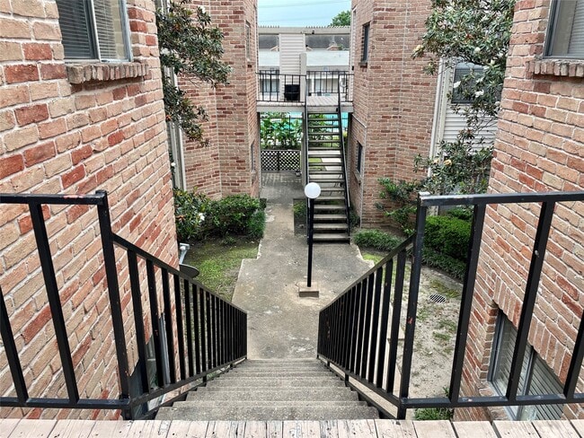 Building Photo - 10130 Waterstone Dr