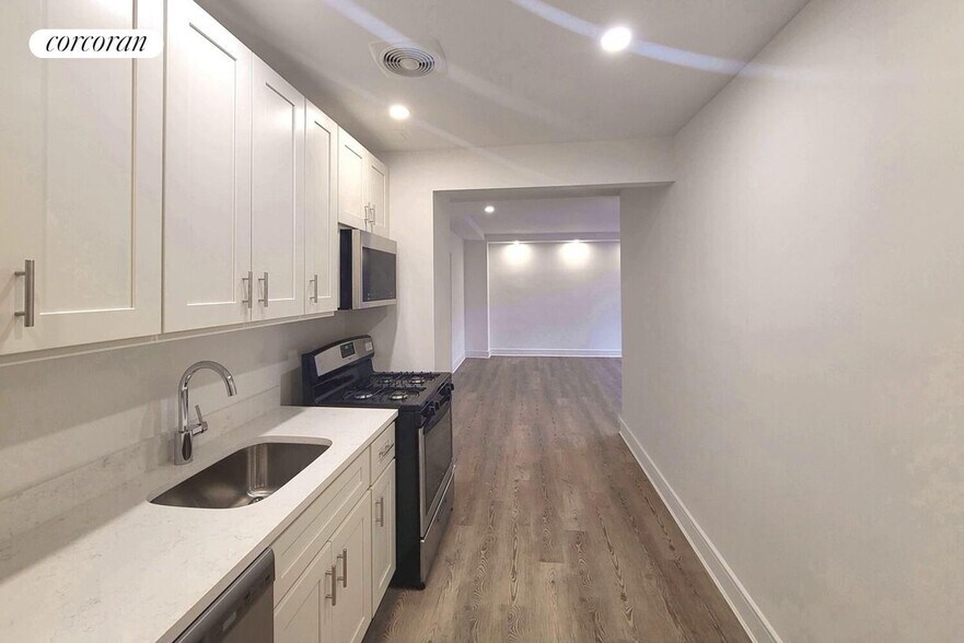 Building Photo - 45 W 81st St