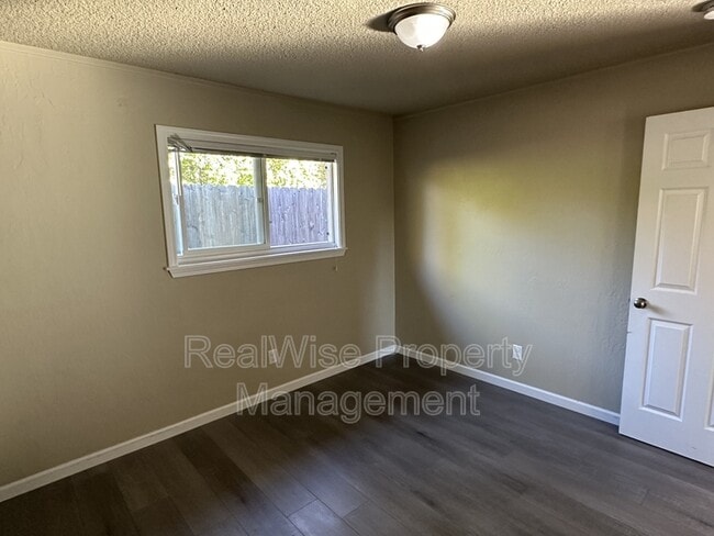 Building Photo - 719 SW Bridge St