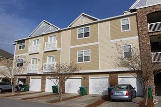 Building Photo - Luxurious 2 Bed/2 Bath Condo with Spectacu...