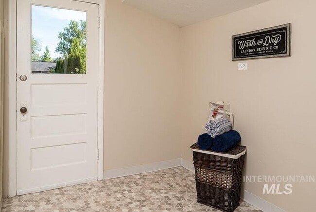 Building Photo - Charming 2 Bed, 1 Bath Single-Family Home with Large Backyard & RV Hookups!