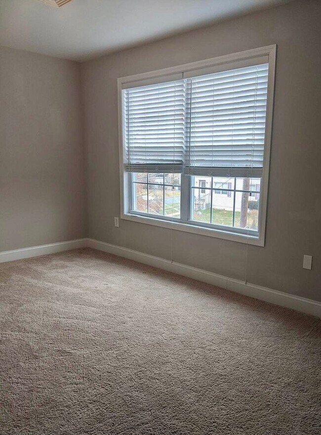 Building Photo - 254 Upland Ave