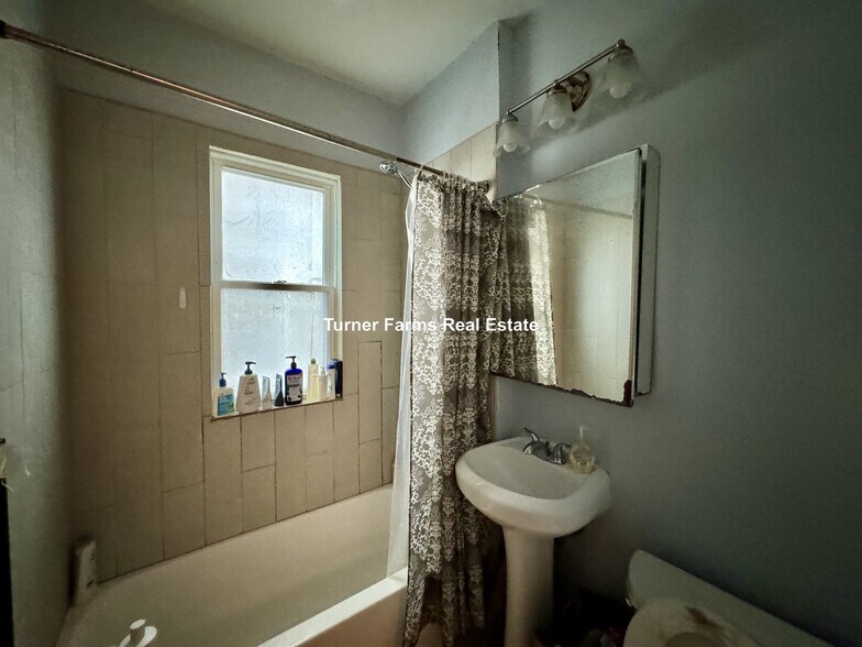 Building Photo - 374 Prospect St