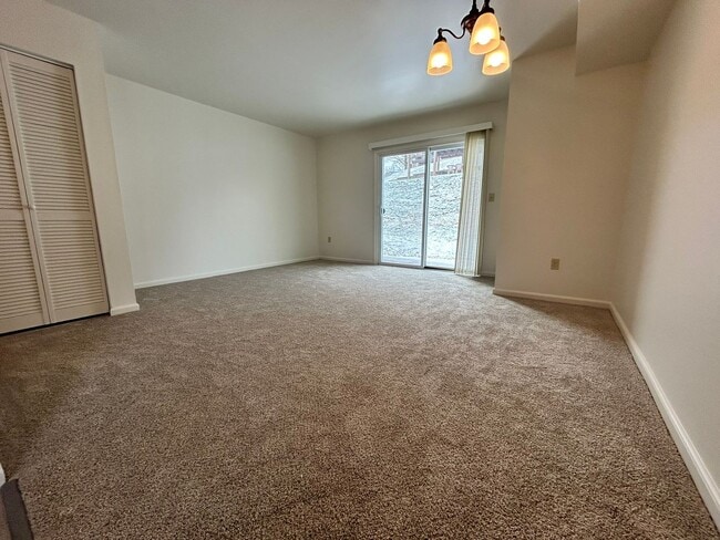 Building Photo - Beautiful 3 BR Townhome in Lovely North Hills Location! CALL TODAY !