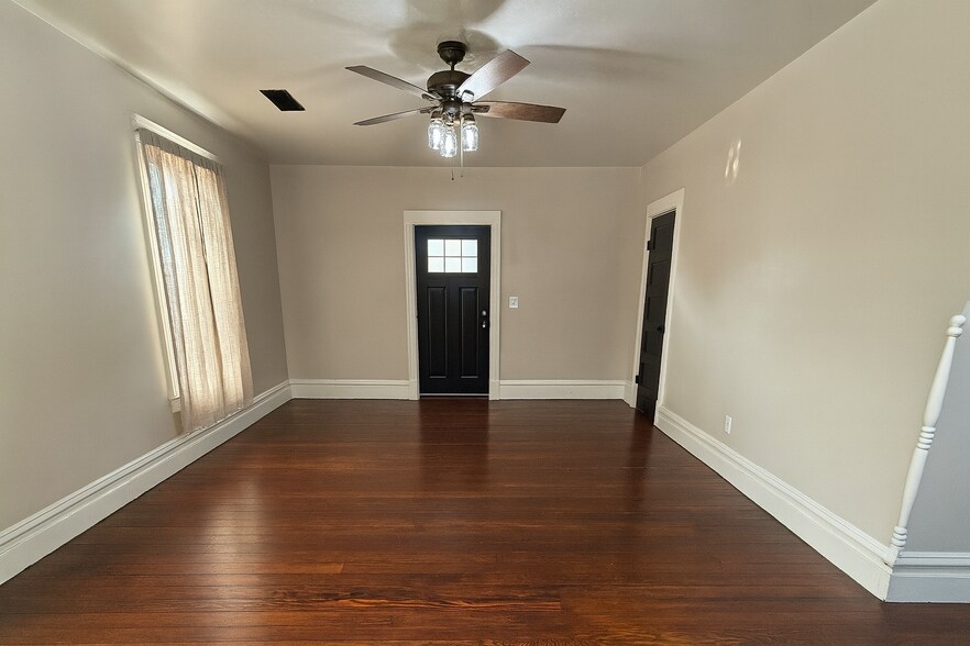 Entry & Living Room - 232 S Buchanan St