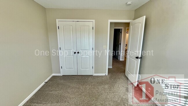 Building Photo - Gorgeous 4 bedroom, 2.5 bath home in Raymore!