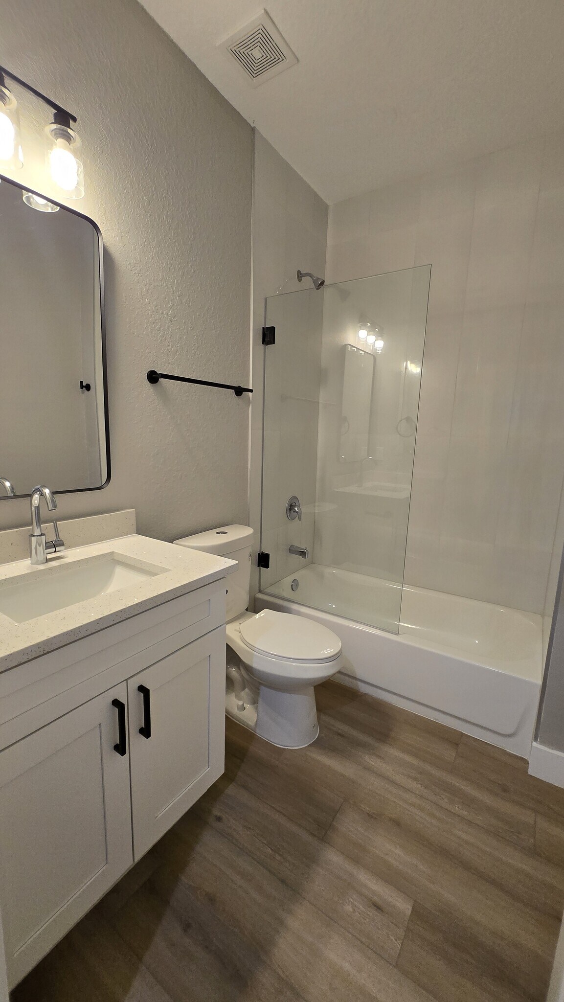 Guest Bathroom - 12390 Buffing Rd