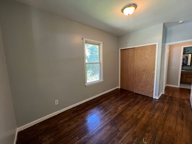 Building Photo - 2 bedroom 1 bathroom gem in Harrison Towns...