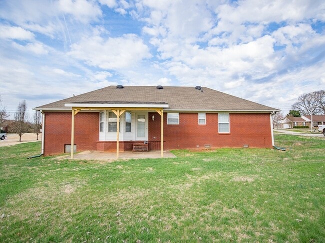 Building Photo - Beautiful full brick home!