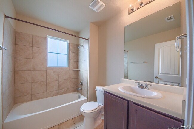 Building Photo - SPACIOUS 4-BEDROOM WITH WATER PARK AMENITIES!!