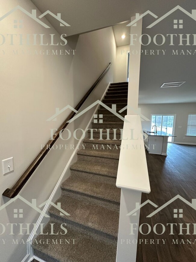 Building Photo - 104 Lowland Dr