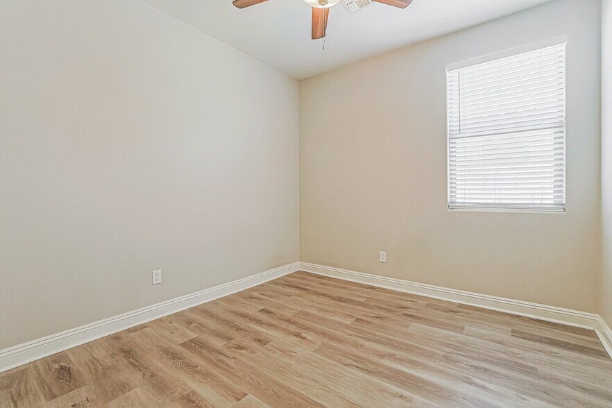 Building Photo - 1655 W Paisley Dr