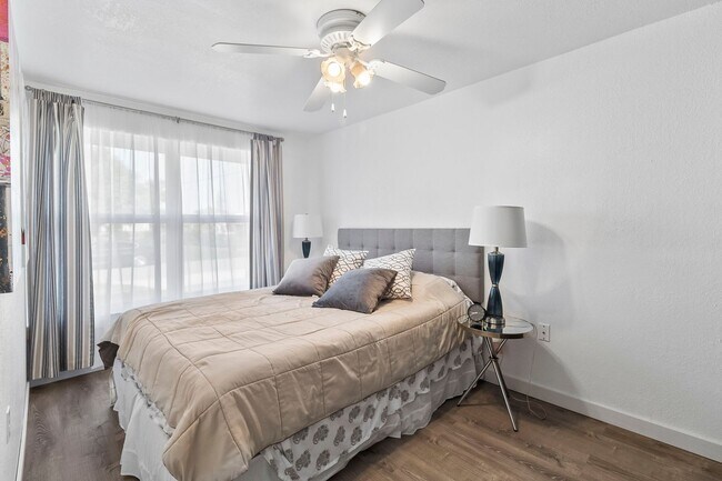 Building Photo - FURNISHED SHORT TERM RENTAL - 3 Bed / 2 Ba...