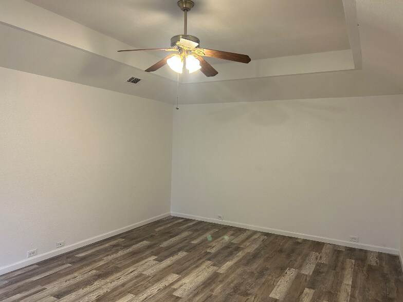 Building Photo - 801 Summit Dr