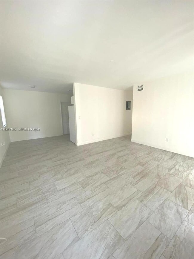 Building Photo - Updated 3-Bed/2-baths Home with Screened Porch & Lush Yard in Pompano Beach Highlands