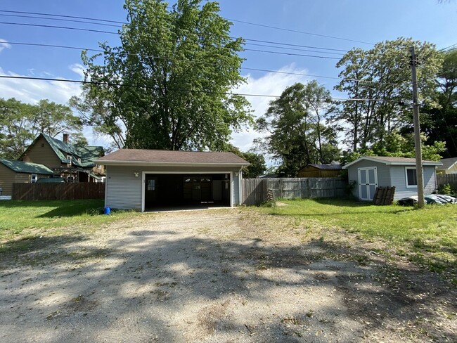 Building Photo - CENTRALLY LOCATED THREE BEDROOM HOUSE IN H...