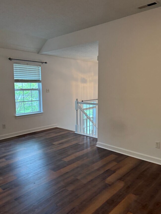Building Photo - Move In Ready Condo