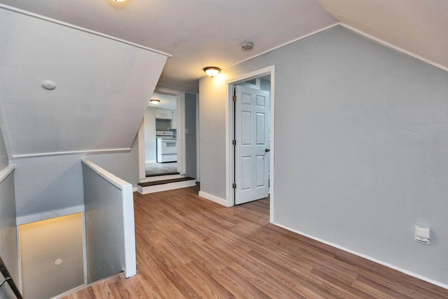 Building Photo - 27 School, D