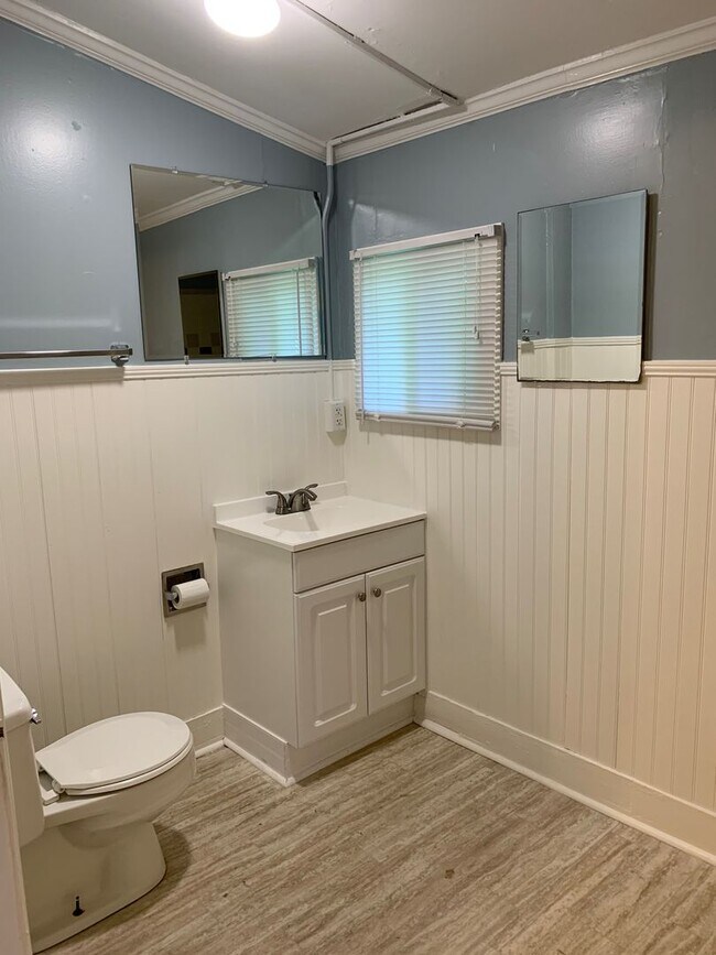 Building Photo - Cute 1 bed/1 bath Duplex