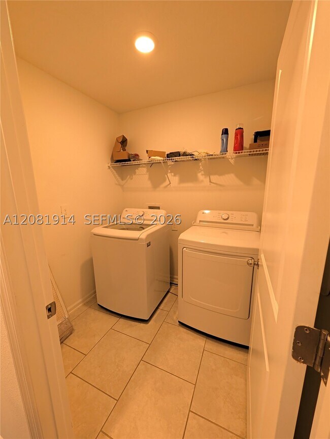 Building Photo - 890 Timberland Dr